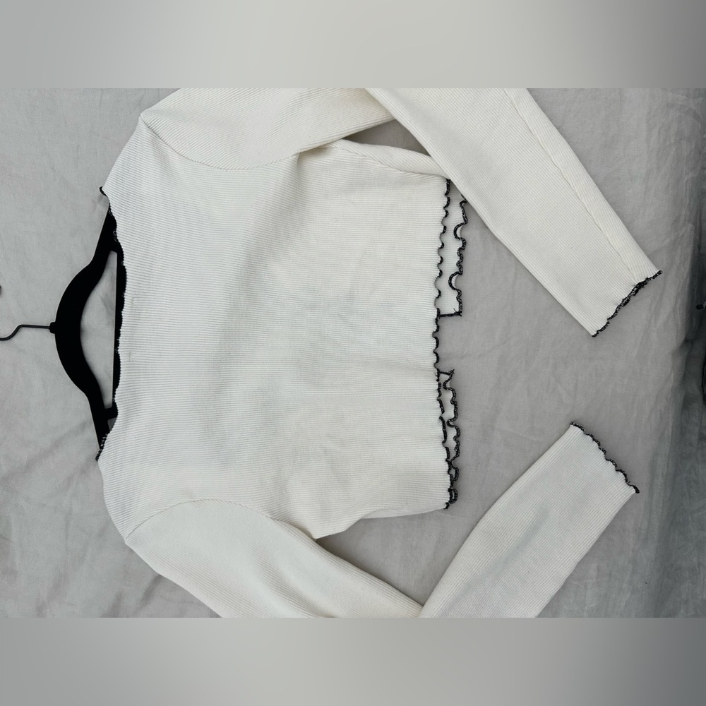 Small white button sweater - Picture 3 of 3